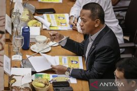 Bahlil tambah jumlah bantuan pasang baru listrik jadi 500 ribu RT