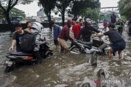 Hujan sangat lebat berpotensi guyur wilayah Jakarta sampai 24 Januari 2026