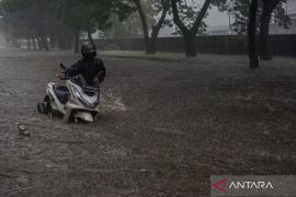 DKI kemarin, banjir di 45 RT Jakarta lalu gudang penyimpanan obat