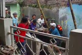 Satu warga meninggal akibat bangunan masjid di Serang ambruk