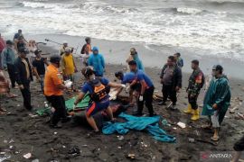 Sesosok mayat pria ditemukan di pesisir Pantai Gading Mataram