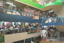 Pedagang Pasar Cipulir keluhkan sepi pembeli imbas banjir