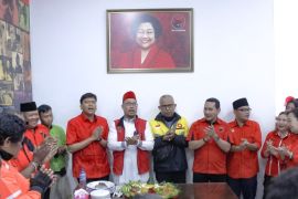 Rayakan HUT ke-79 Megawati Soekarnoputri, PDI-P Kota Medan potong tumpeng dan pelepasan burung