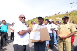 Pemprov Papua Tengah serahkan 15 unit laptop bagi pelajar Intan Jaya