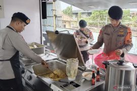 Polisi mendirikan dapur lapangan untuk warga korban banjir di Cikarang