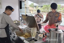 Polisi dirikan dapur lapangan untuk warga korban banjir di Cikarang
