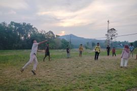 Anak penyintas galodo di Palembayan Agam isi waktu bermain voli