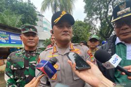 Kapolres Jaksel bantu evakuasi warga terdampak banjir di Pondok Karya