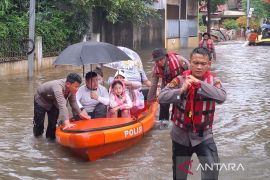 Warga Pondok Karya pilih naik perahu untuk berangkat kerja saat banjir