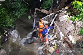 20 petugas gabungan tangani turap longsor di Srengseng Sawah