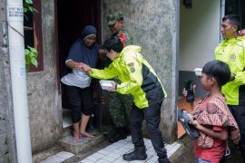 Polisi beri bantuan kepada warga terdampak banjir di Pesanggrahan