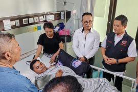 Pemprov Bali serahkan bantuan Rp45 juta ke korban rumah ambruk