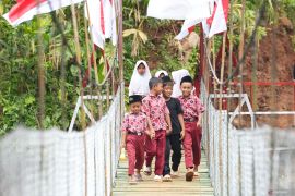 Akses warga Desa Harumandala lebih mudah berkat jembatan gantung