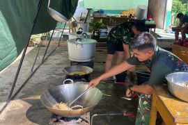 TNI sediakan makanan bagi 168 penyintas di Salareh Aia Agam