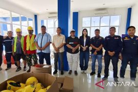 KSOP Tanjungpandan bagikan APD kepada TKBM pelabuhan Tanjung Batu