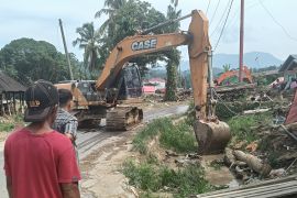 Sat Brimob Polda Sumbar bersihkan saluran irigasi pulihkan bencana