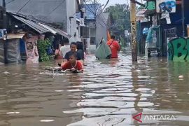 Banjir hampir satu meter rendam permukiman warga Duri Kosambi Jakbar