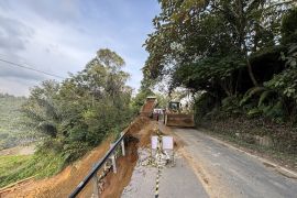 Government accelerates repairs on landslide-hit trans-Sumatra road