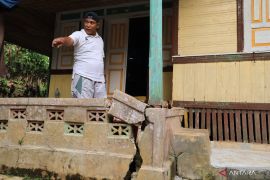 Pemerintah pindahkan warga terdampak tanah bergerak ke huntara BNPB