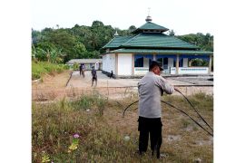 Polisi dan warga Lingga gotong royong pasang instalasi masjid