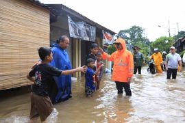 Ribuan karung kisdam dipasang untuk atasi tanggul jebol di Ciledug