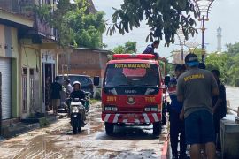 Lumpur pascabanjir menumpuk, Damkar Mataram turun bersihkan jalan