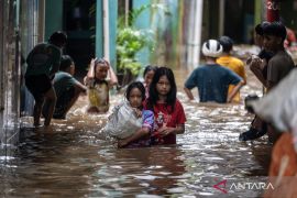 Buang sampah sembarangan jadi salah satu penyebab banjir di Jakarta