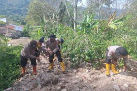 Personel Polri bersihkan jalan desa terdampak bencana di Aceh Tengah