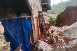 Longsor Cianjur: satu rumah di Sindangjaya rusak