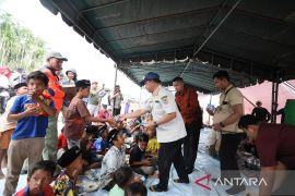Mendagri makan siang bareng pengungsi di Dusun Seulemak