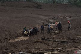 Tim gabungan lakukan pencarian korban bencana banjir dan longsor di Cisarua Bandung Barat