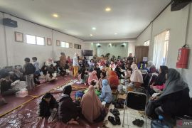 23 warga selamat longsor Cisarua direlokasi ke kantor desa