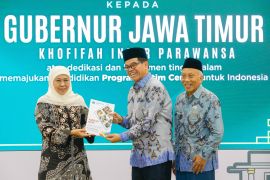 Khofifah terima penghargaan BMPS atas komitmen memajukan pendidikan