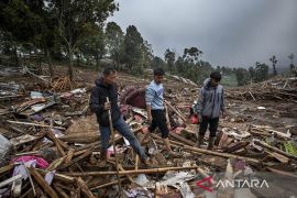 Tim SAR cari 82 warga tertimbun longsor di Cisarua Bandung Barat