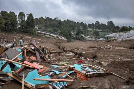 Material longsor terjang 30 rumah di Bandung Barat