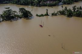 Sebuah kampung terisolasi banjir di Kabupaten Serang, Banten