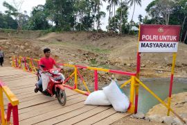Sat Brimob Polda Sumbar rampungkan empat jembatan darurat di Agam