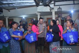 Polres Situbondo bagikan bantuan paket sembako warga terdampak banjir