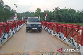 TNI AD pulihkan jalur darat di Langkat dengan bangun jembatan bailey