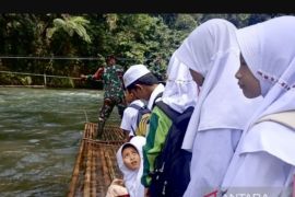 Polhukam kemarin dari "Police Goes to School" hingga hoaks