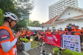 Ratusan pesepeda Surabaya galang dana untuk korban bencana Sumatera