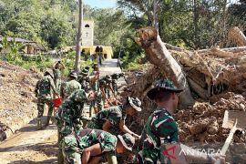 TNI bersihkan material longsor di gereja HKBP Tapanuli Utara