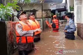 TNI-Polri pantau warga terdampak banjir di Bidara Cina Jaktim