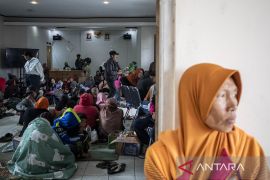 Pengungsi bencana tanah longsor di Cisarua