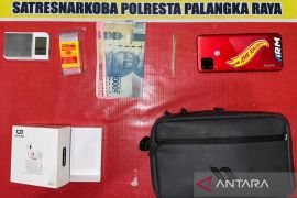 Polisi ringkus pelaku simpan 44 paket sabu dalam kotak headset di Puntun Palangka Raya