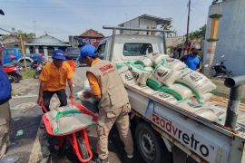 Ratusan warga Mataram terdampak bencana terima bantuan tiga ton beras