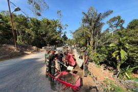 Ratusan prajurit TNI bantu penyintas longsor di Kecamatan Adiankoting