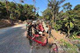 Ratusan prajurit TNI bantu penyintas longsor di Kecamatan Adiankoting