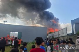 Petugas gabungan dibantu 10 kendaraan padamkan api bakar gudang toko di Cianjur