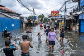 Banjir Jakarta mulai  surut, kini tinggal 46 RT yang terendam&nbsp;